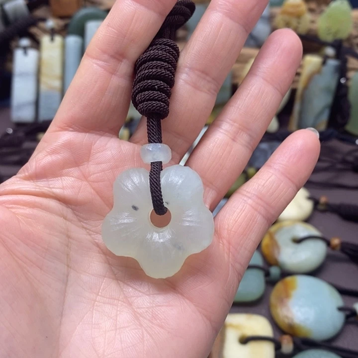 蛇纹石玉未镶嵌颈饰