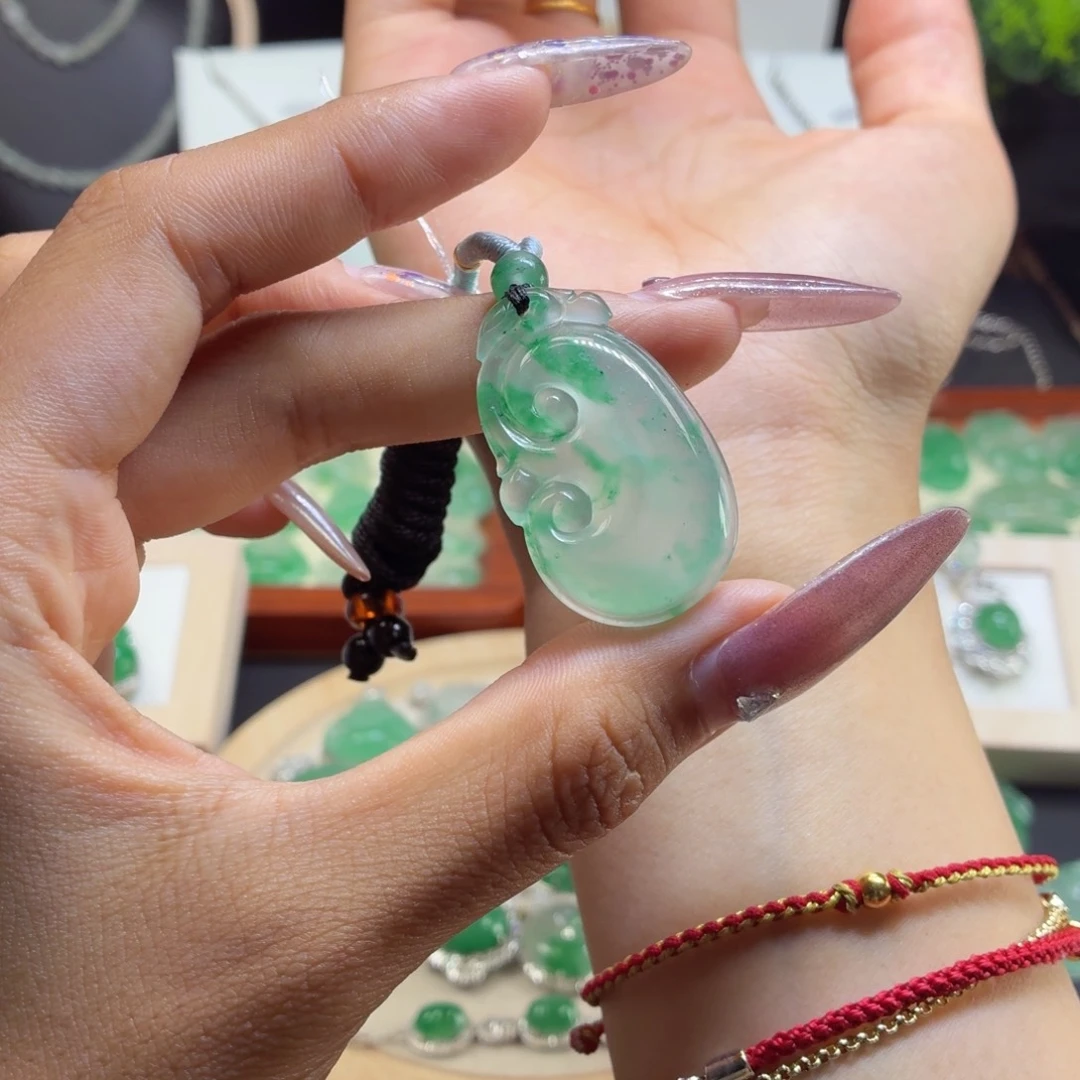 石英质玉（非洲翠）未镶嵌颈饰如意