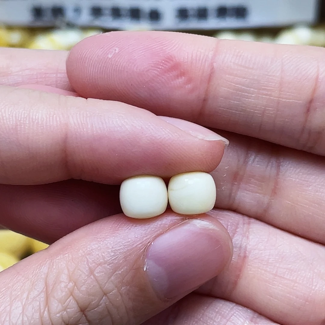 琥珀珠宝奇石未镶嵌微*尘7.6×6.7-6.9mm微瑕