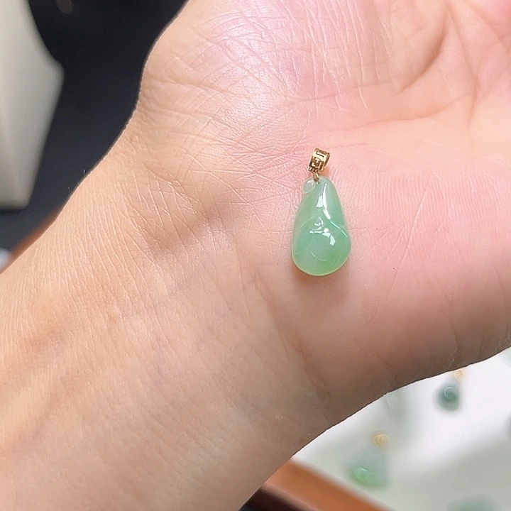 颈饰18K金镶嵌翡翠