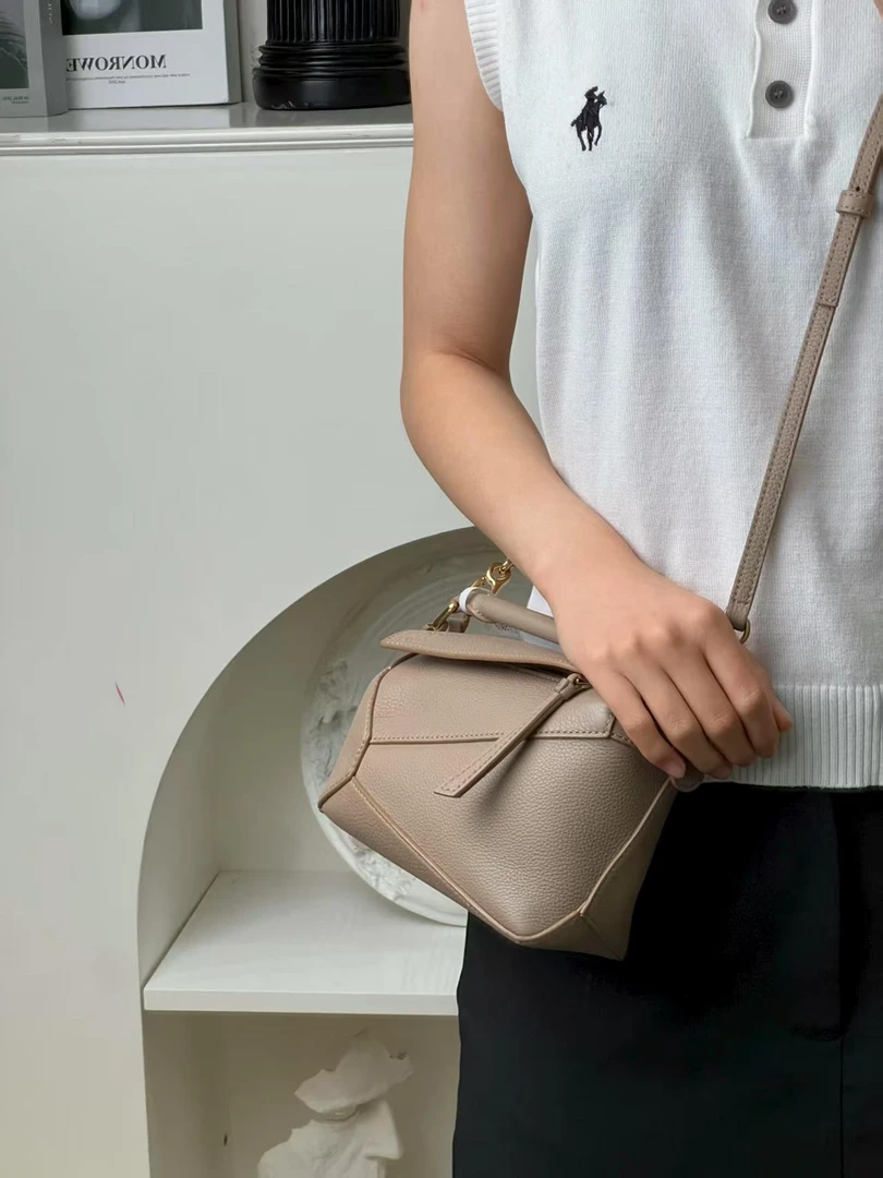 99新 LOEWE/罗意威 puzzle几何mini沙色斜跨包/优品