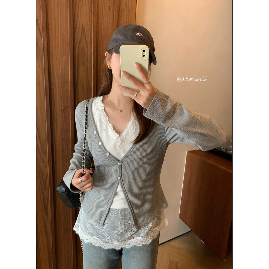 现货大婉酱微胖定制设计感蕾丝拼接假两件上衣女春季v领小衫8088D