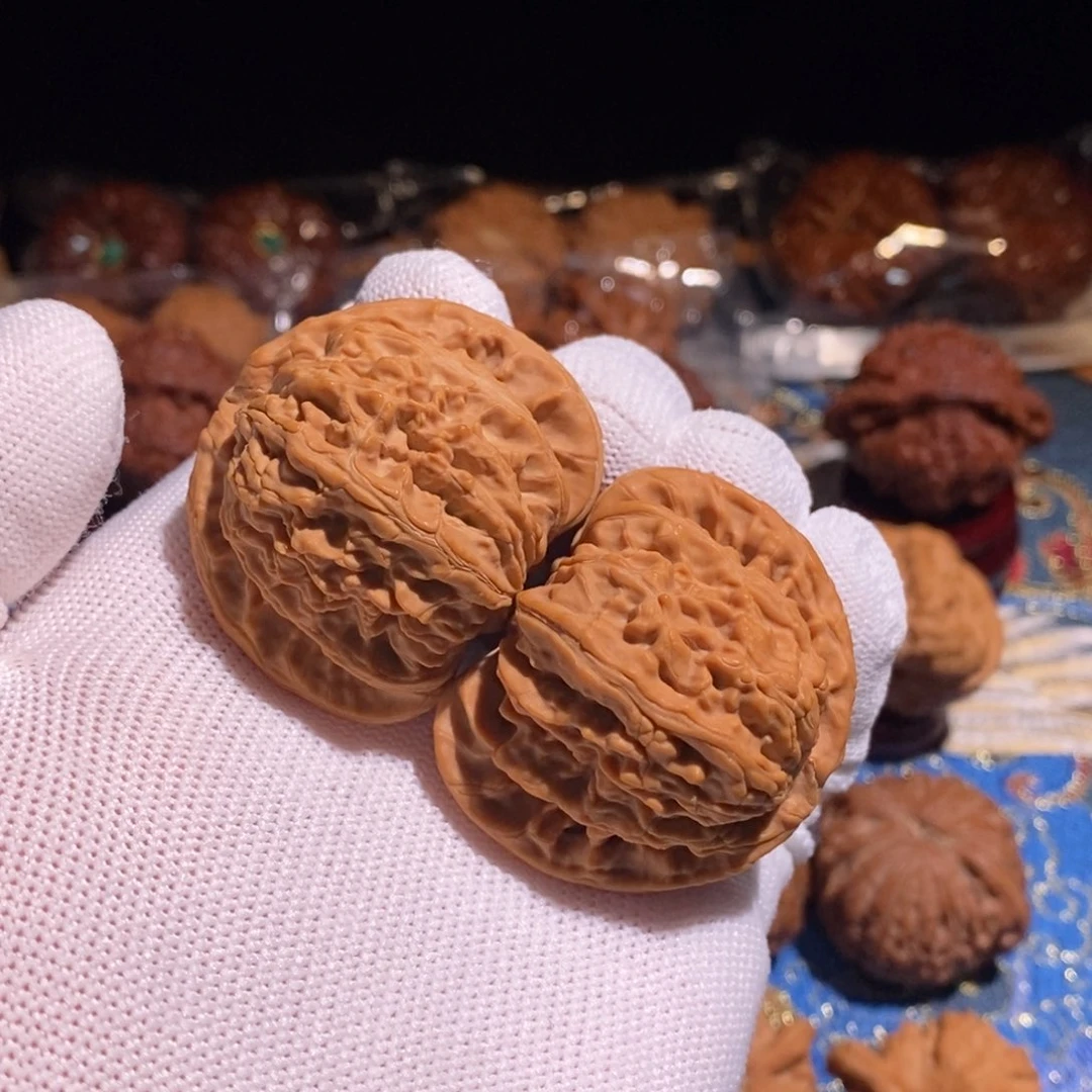 文玩核桃吊坠44白狮子