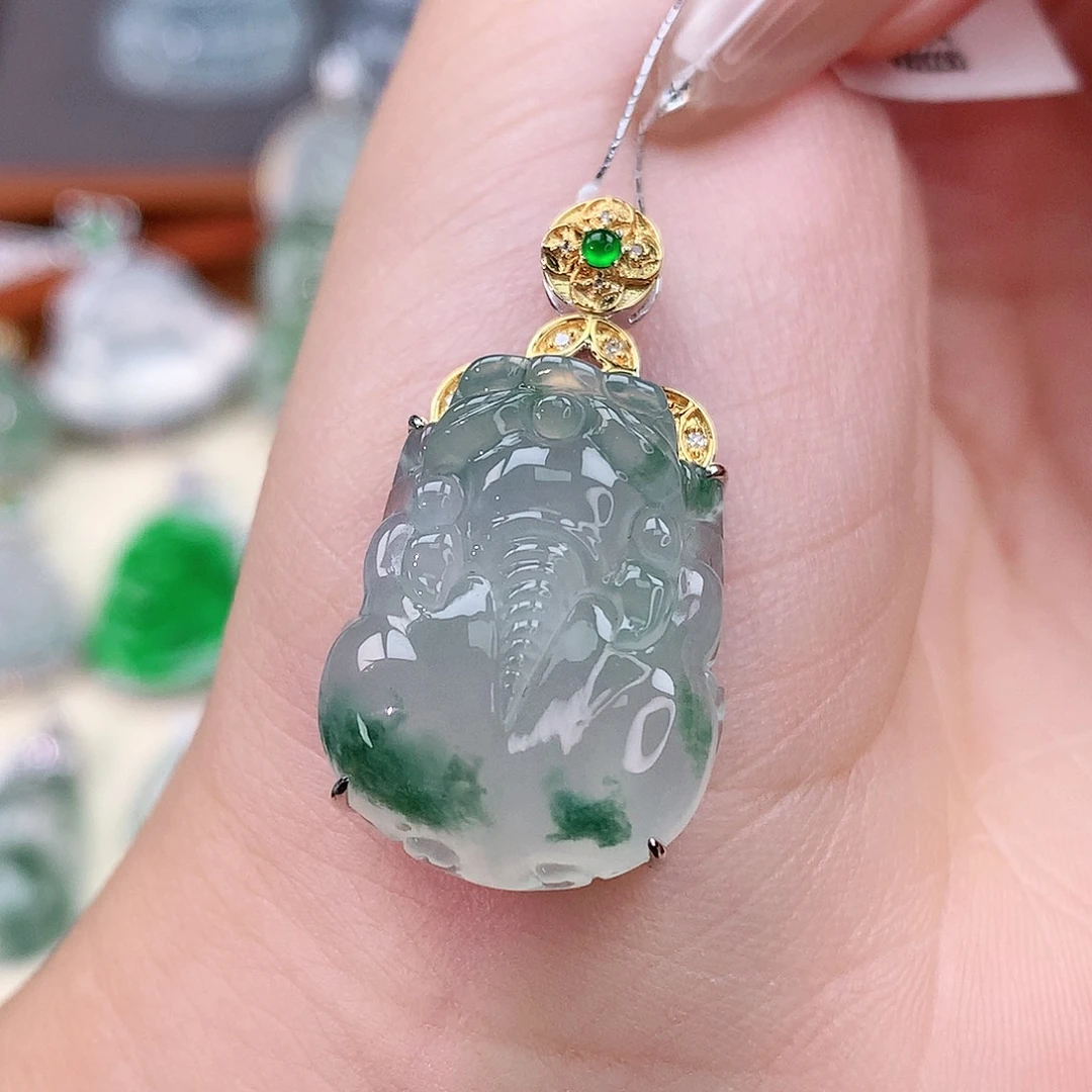 颈饰18K金镶嵌翡翠貔貅