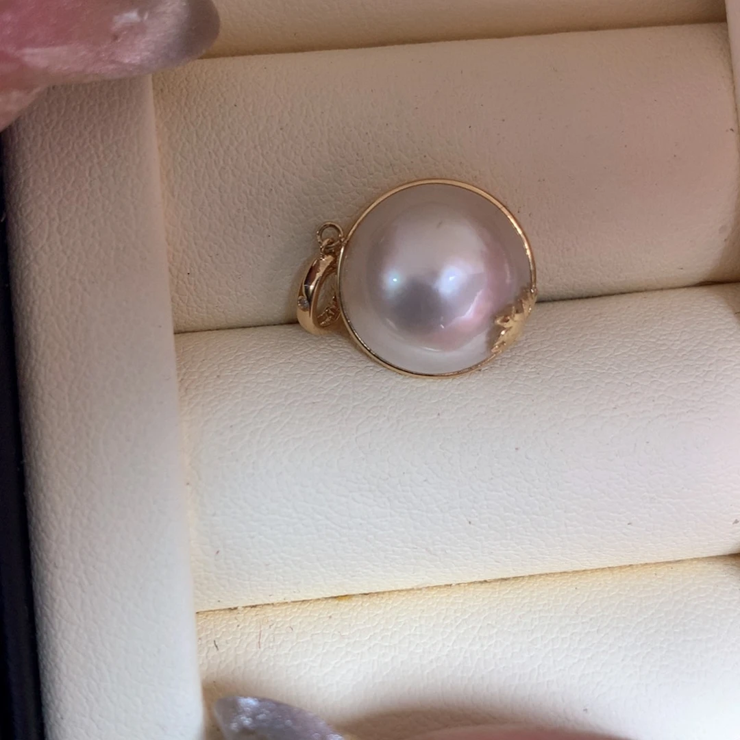 拼合珍珠（马贝珠）颈饰18K金镶嵌