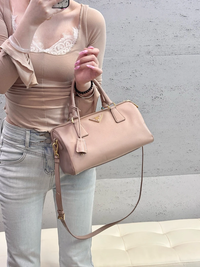 95新 Prada/普拉达 prada 粉色小号波士顿斜挎包(K)