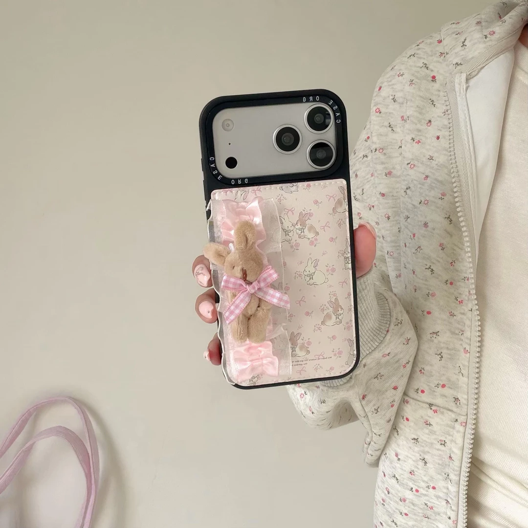 【贝贝壳】可爱碎花兔子腕带适用于苹果17系列防摔手机壳