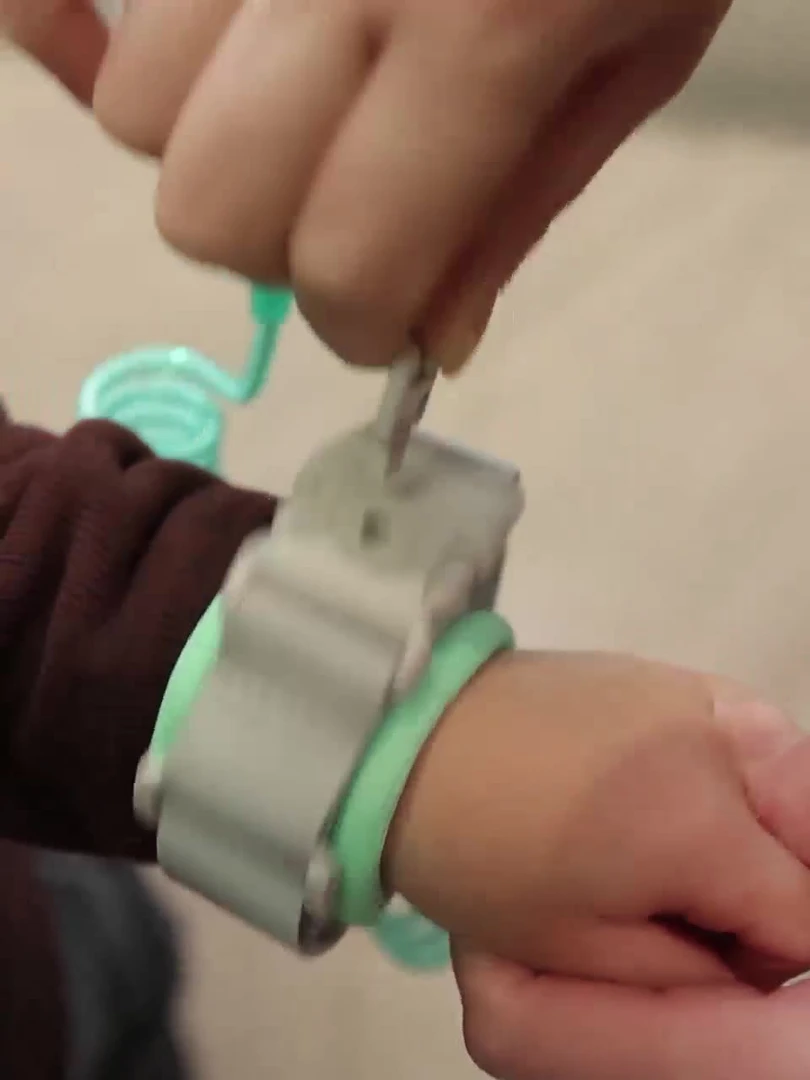 防丢绳儿童出门防走失带宝宝牵引绳防走失手环安全防护遛娃神器