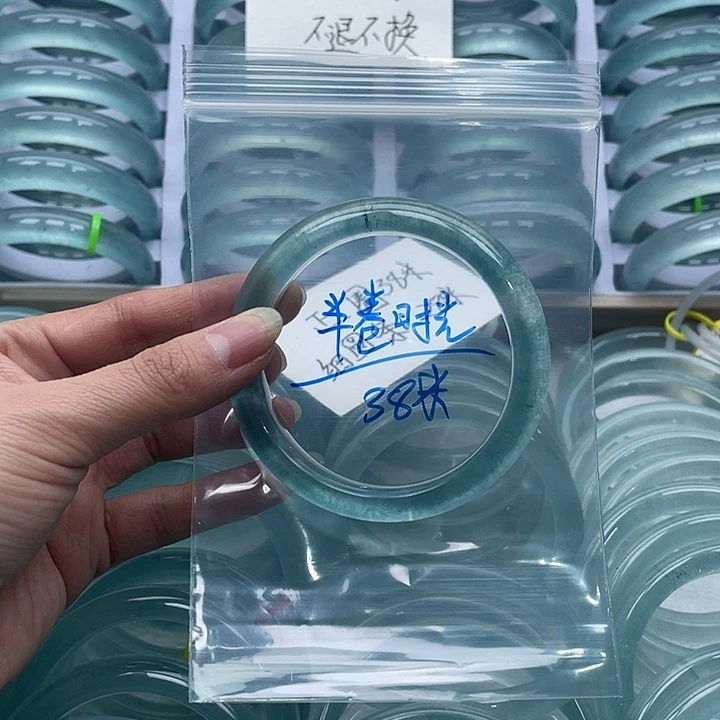 半***光石英质玉未镶嵌手镯