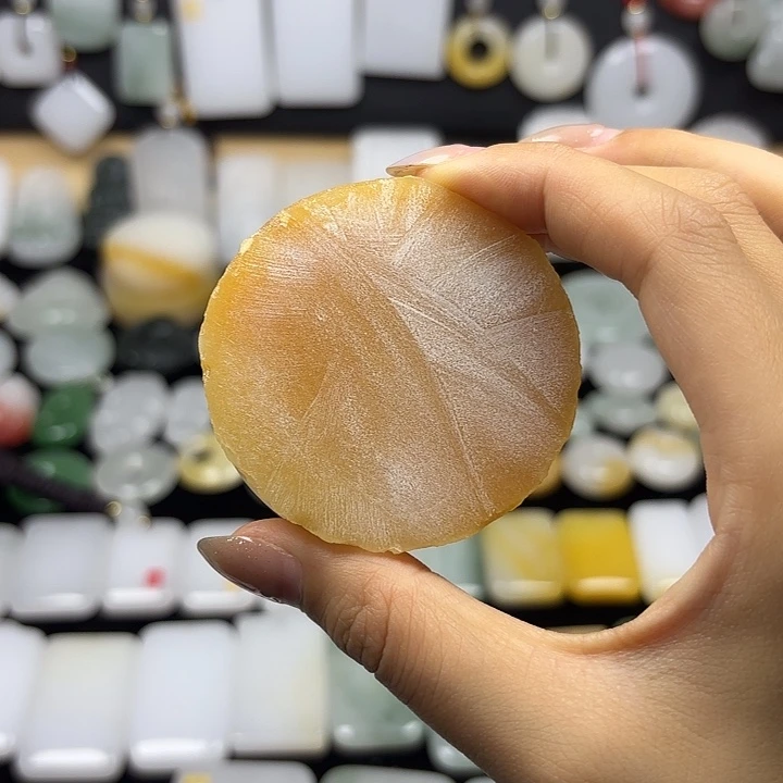 葱****石英质玉未镶嵌颈饰