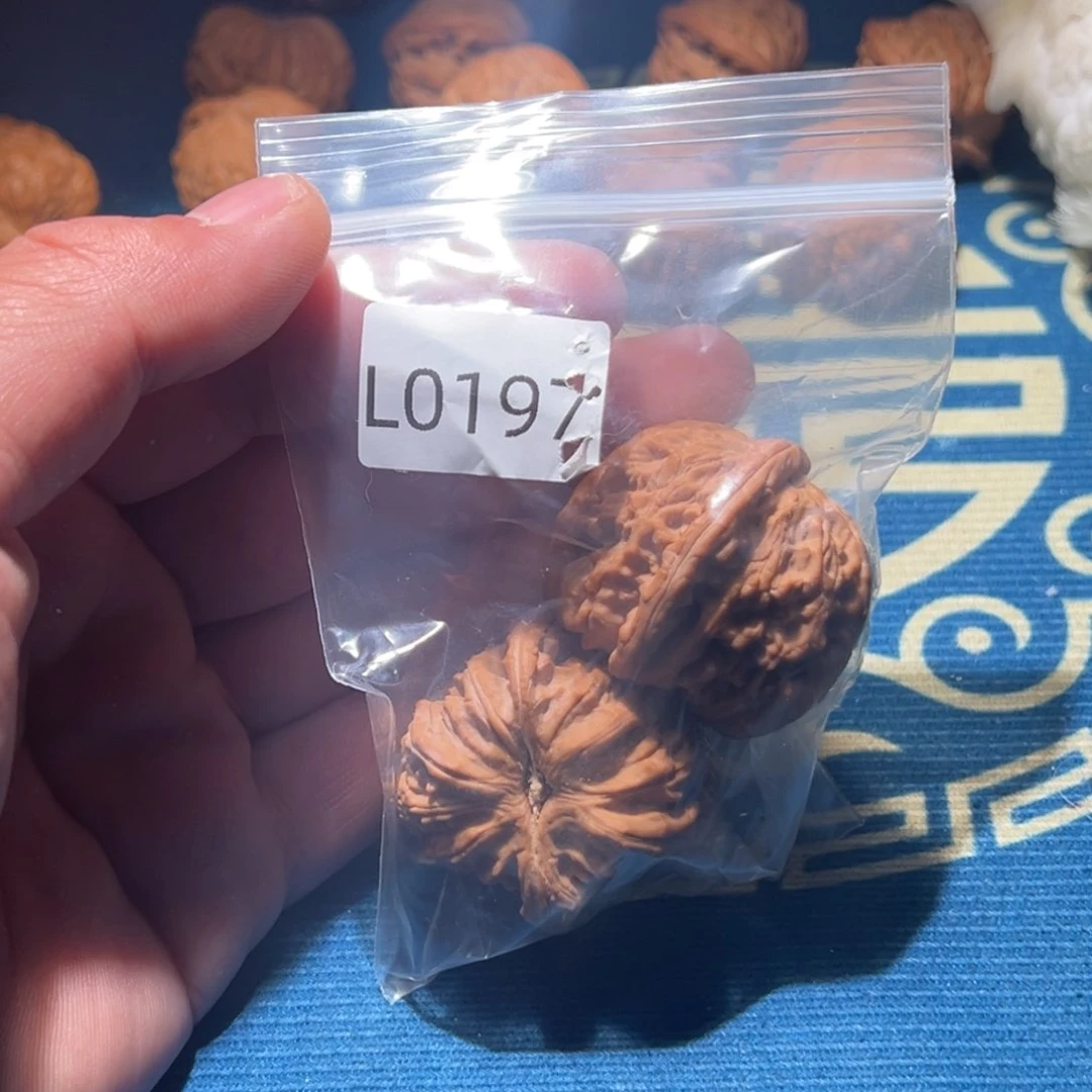 文玩核桃吊坠白狮子