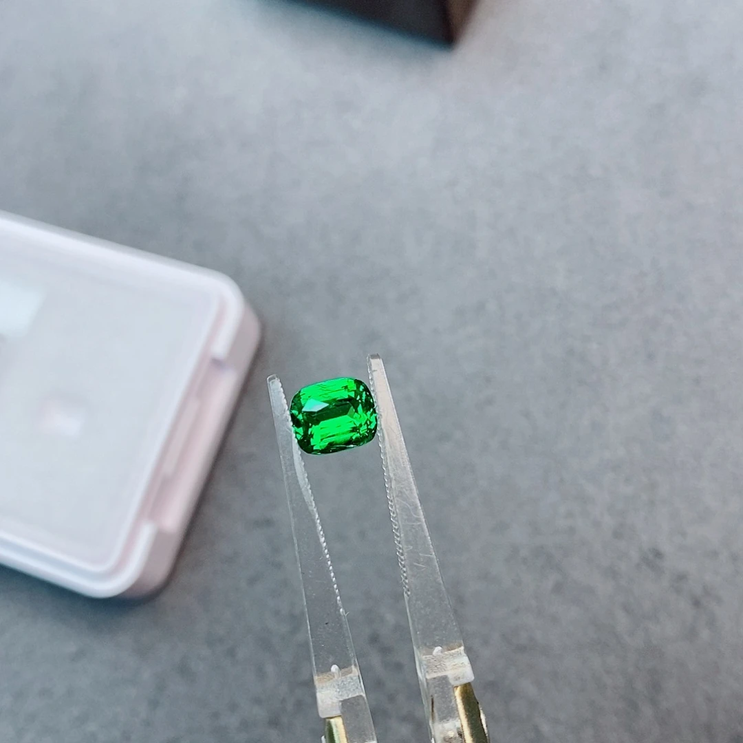 珠宝半成品石榴石（沙弗莱）未镶嵌1.05ct 卡扎尼