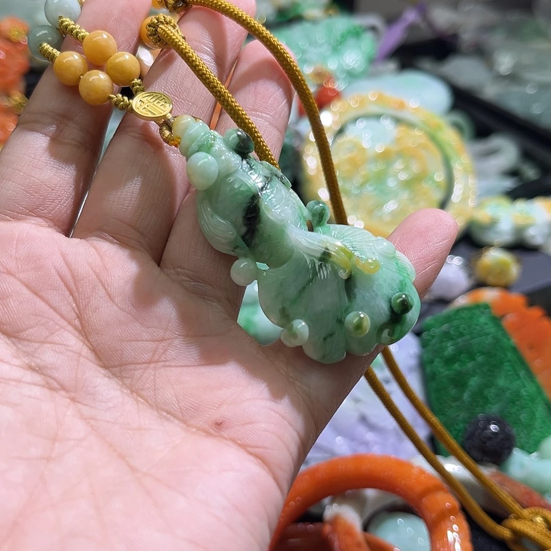 翡翠未镶嵌颈饰待编织