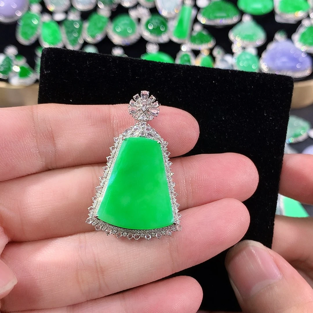 翡翠18K金镶嵌颈饰