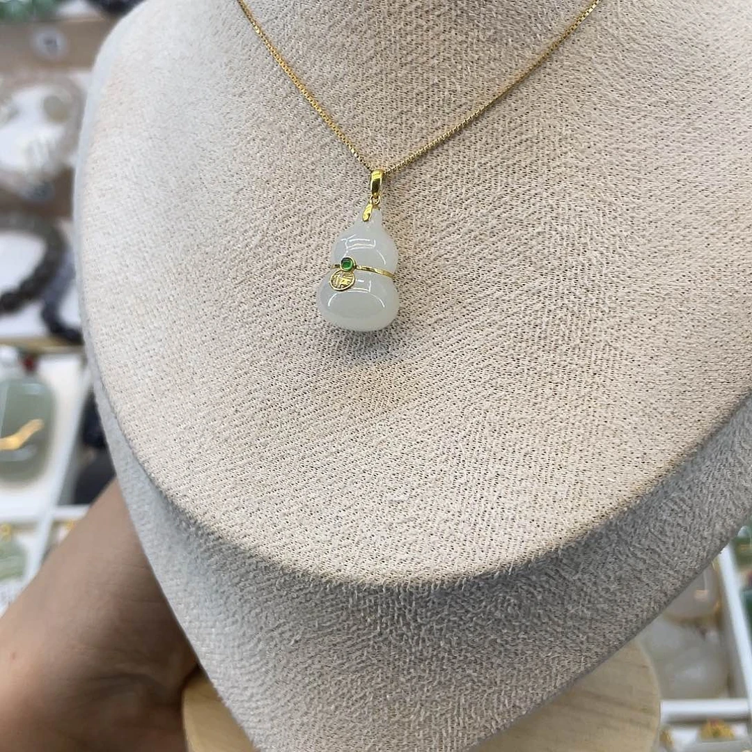 和田玉18K金镶嵌吊坠(赠链)