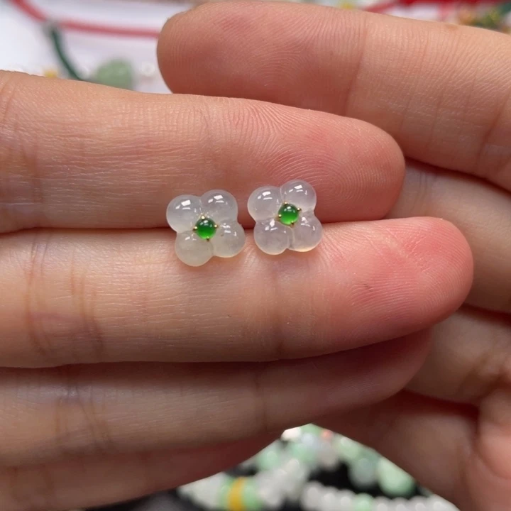 18K金镶嵌翡翠耳饰689000000