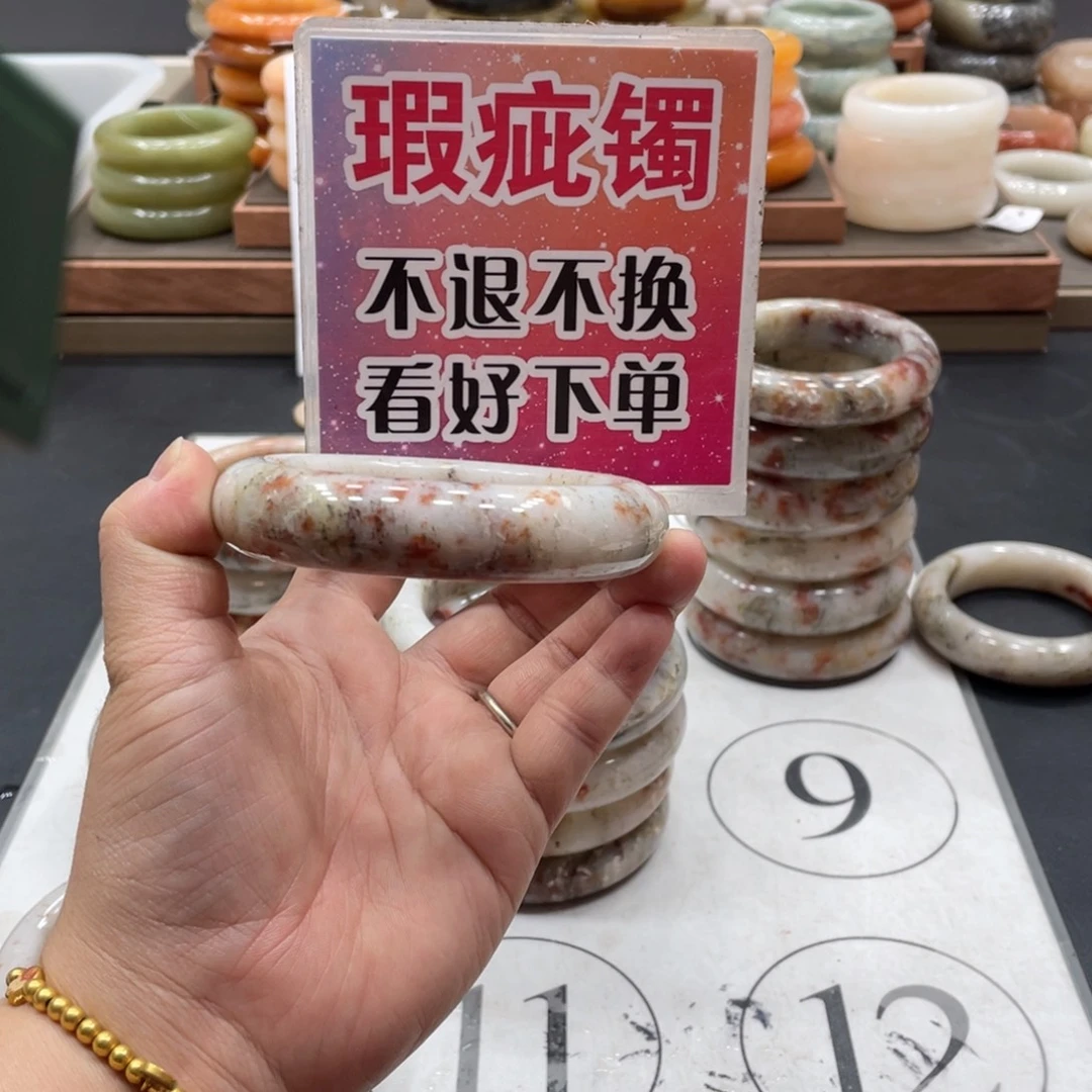 用***5未镶嵌手镯石英质玉