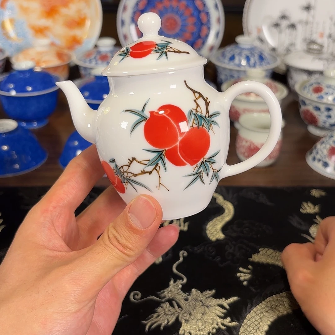 手绘釉下彩灯笼壶