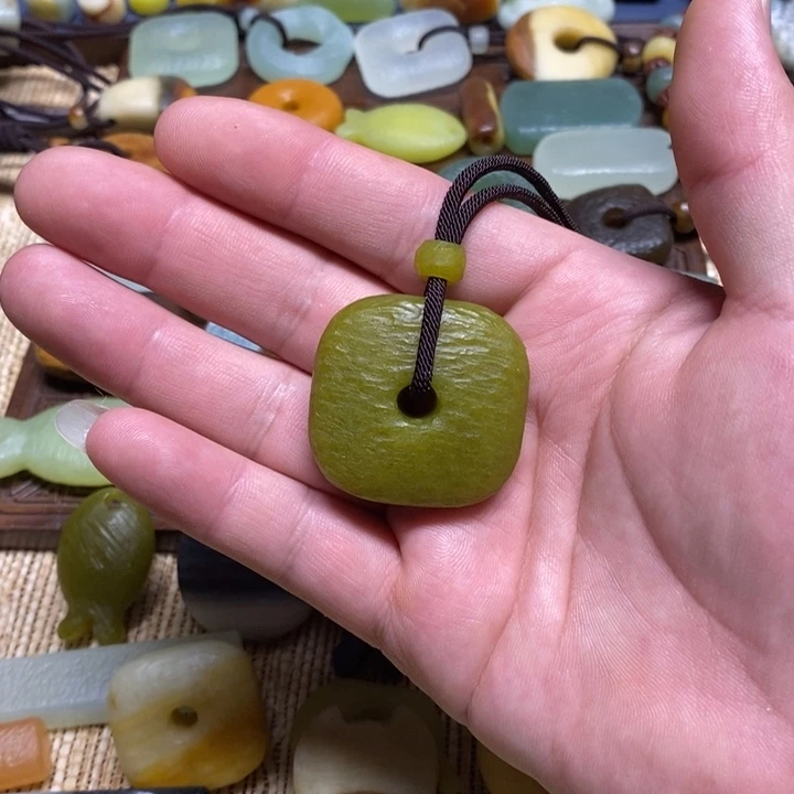 P***ʷ蛇纹石玉未镶嵌颈饰