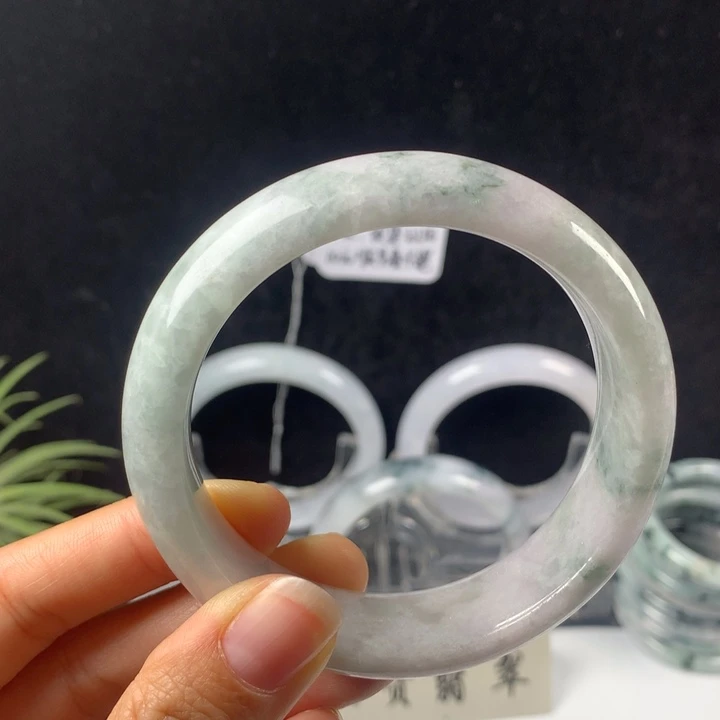 翡翠未镶嵌手镯18号。 57圈