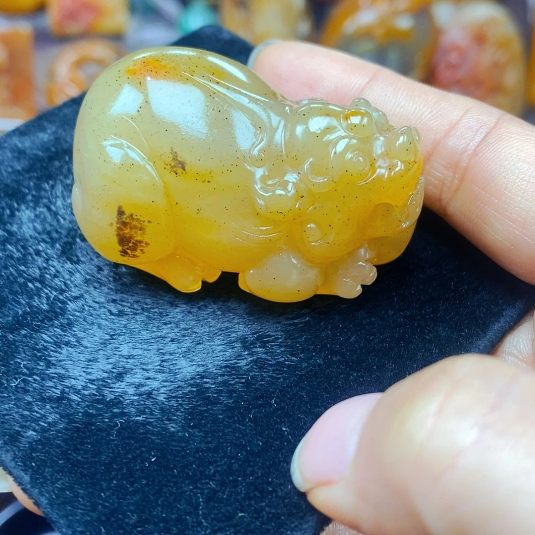 未镶嵌石英质玉（黄龙玉）颈饰