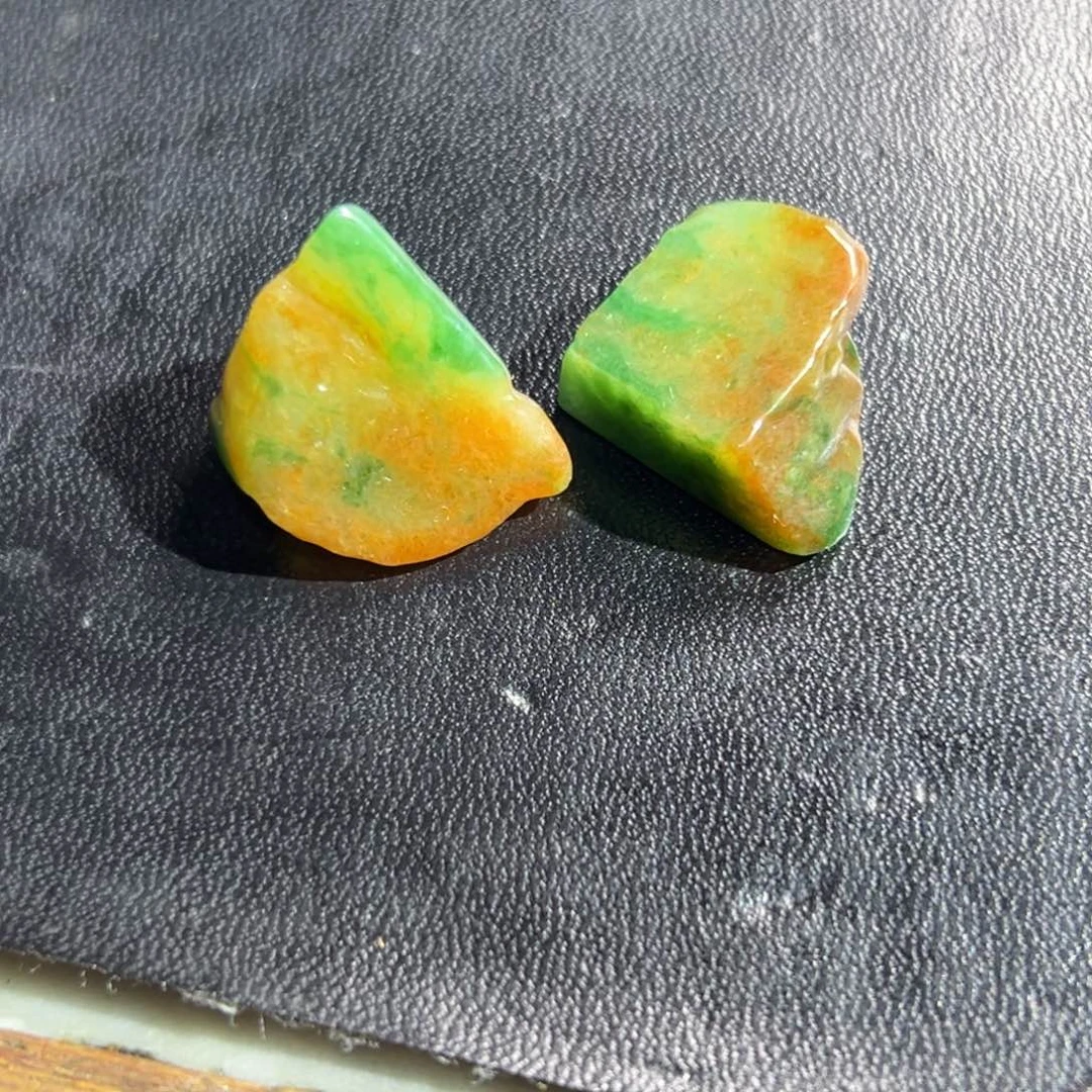 定制翡翠未镶嵌两件 三彩黄加绿特色立体件