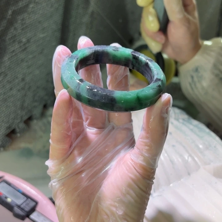 多***宝石英质玉（非洲翠）未镶嵌手镯定制