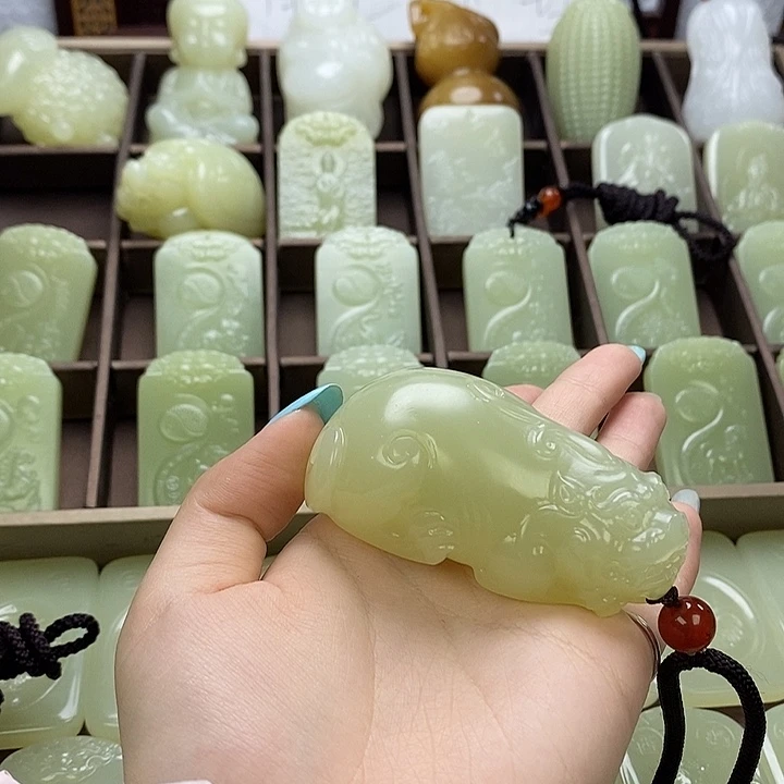 昆仑石貔貅 手把件