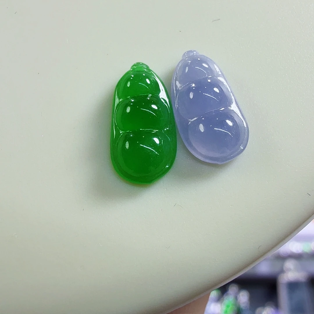 翡翠未镶嵌颈饰豆子一对