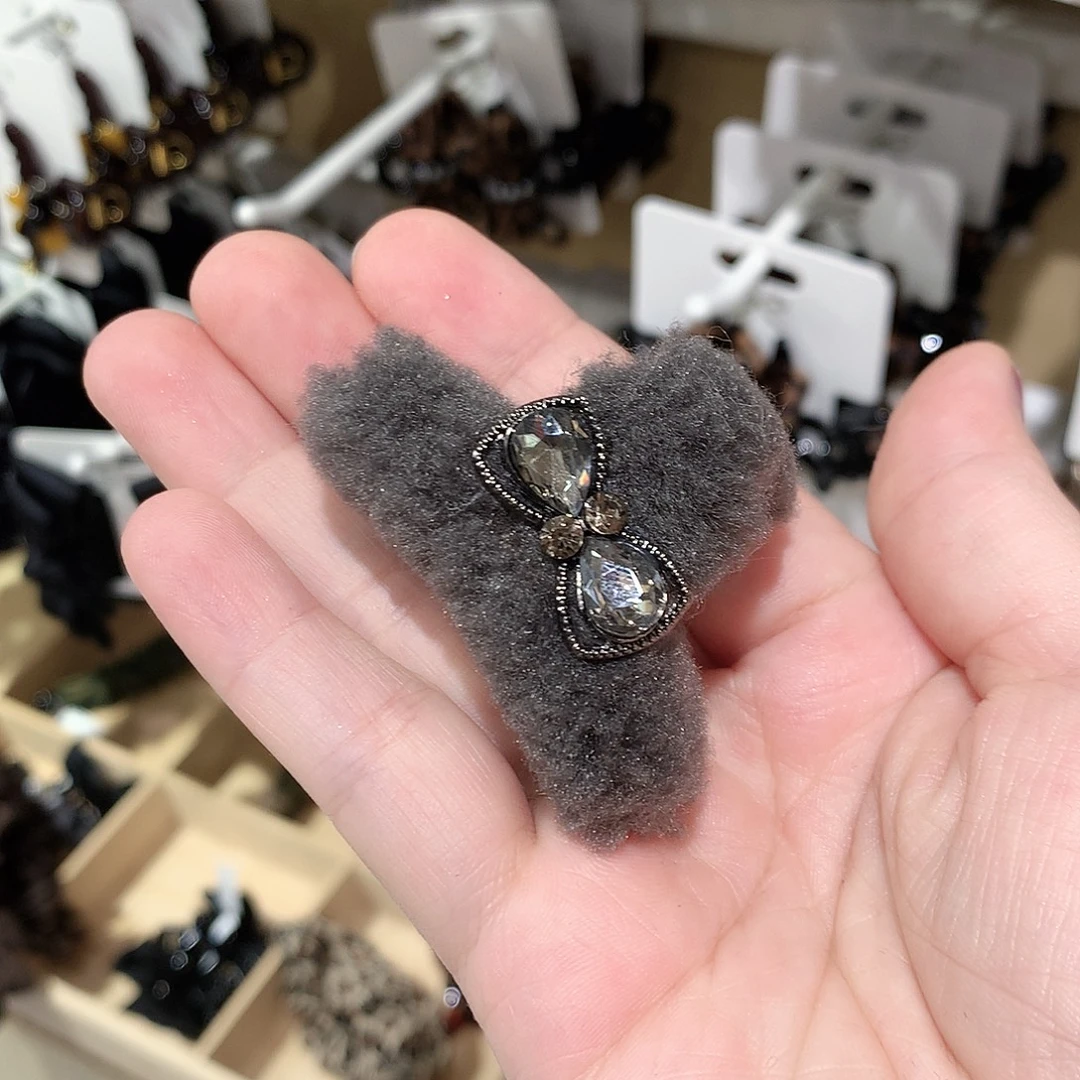 布艺非金属灰色蝴蝶结钻单只小抓