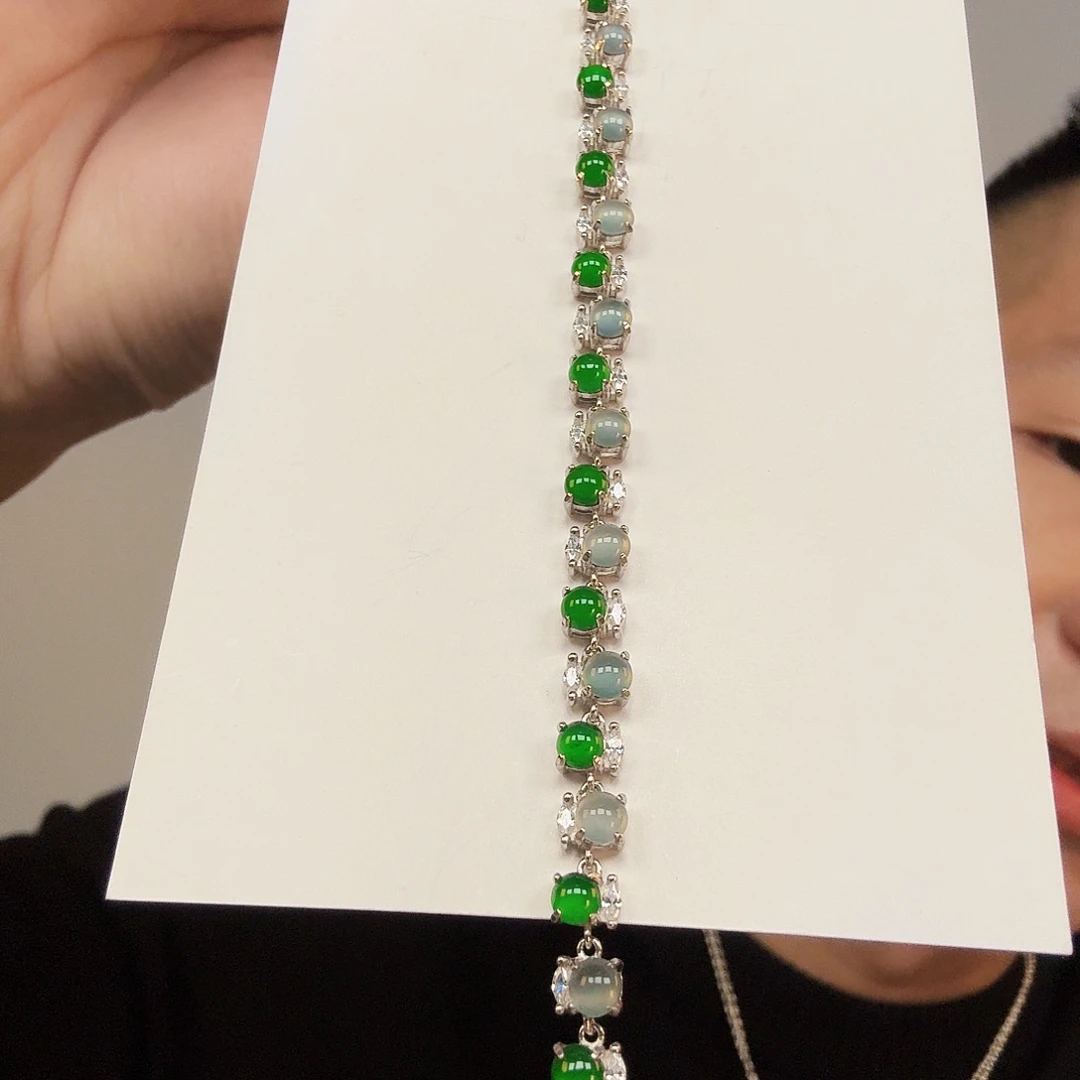 晴***p翡翠未镶嵌颈饰一件