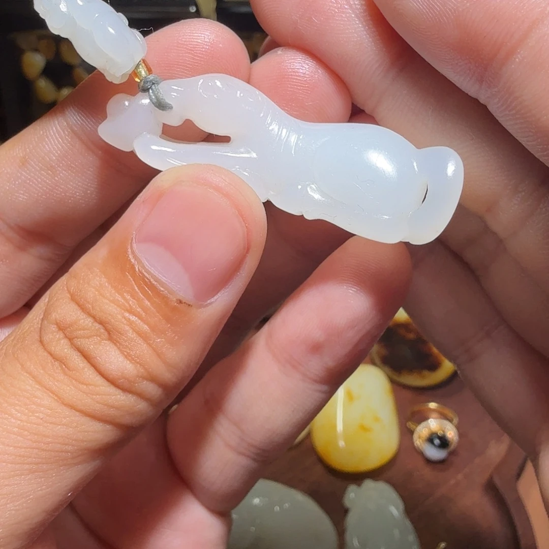 郭****和田玉未镶嵌颈饰