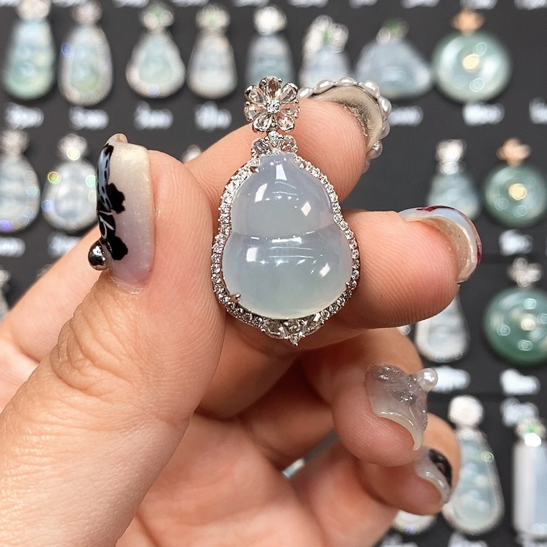 翡翠18K金镶嵌颈饰