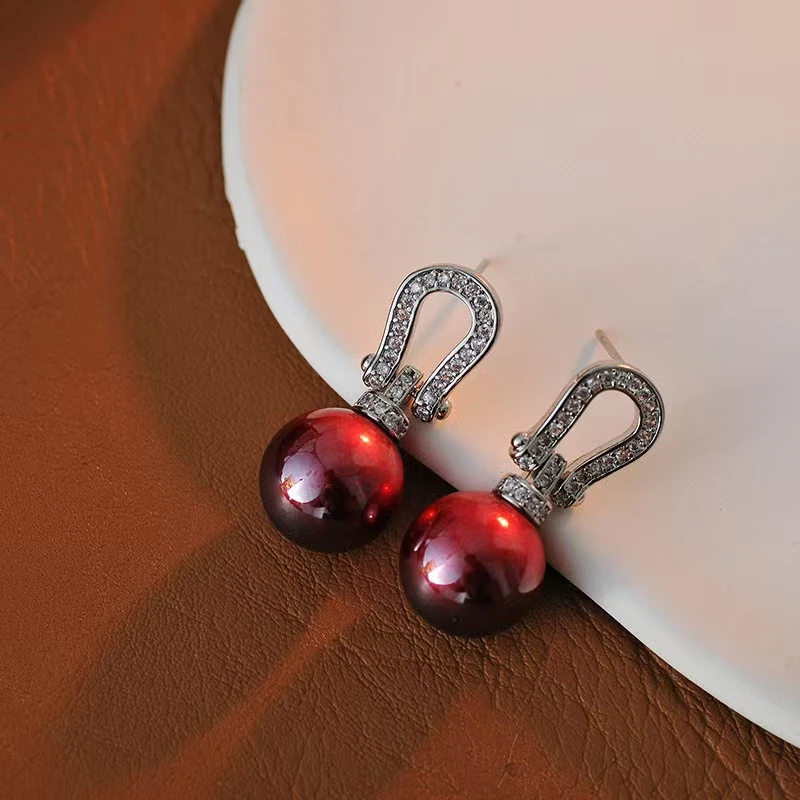 铜合金合成锆石耳饰 1101---过年戴喜庆马蹄扣百搭红色气质时尚