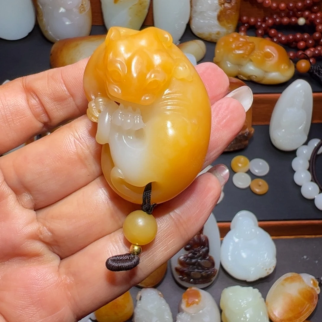 孔***明和田玉未镶嵌颈饰