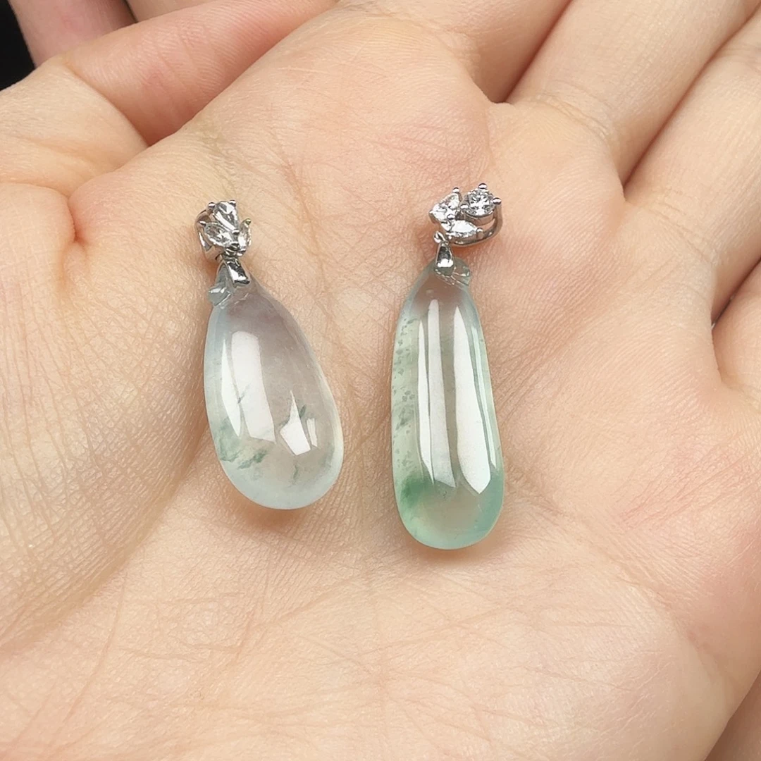 卫***卫翡翠18K金镶嵌颈饰