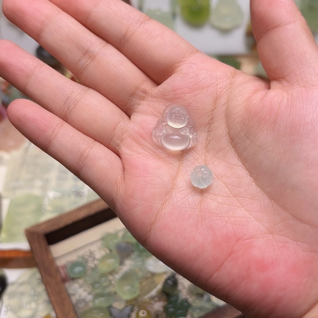 陈***岁蛇纹石玉合金颈饰