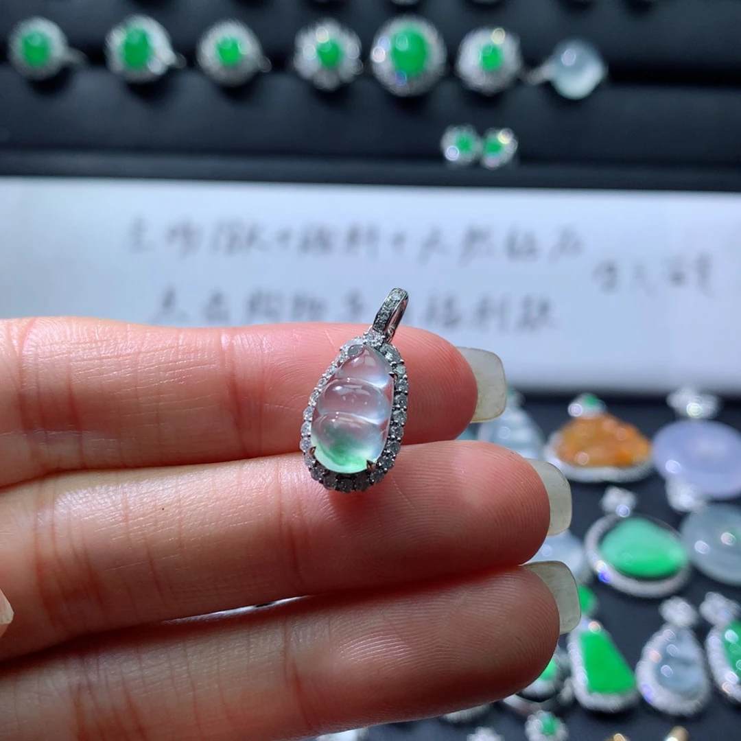 颈饰18K金镶嵌翡翠伴钻