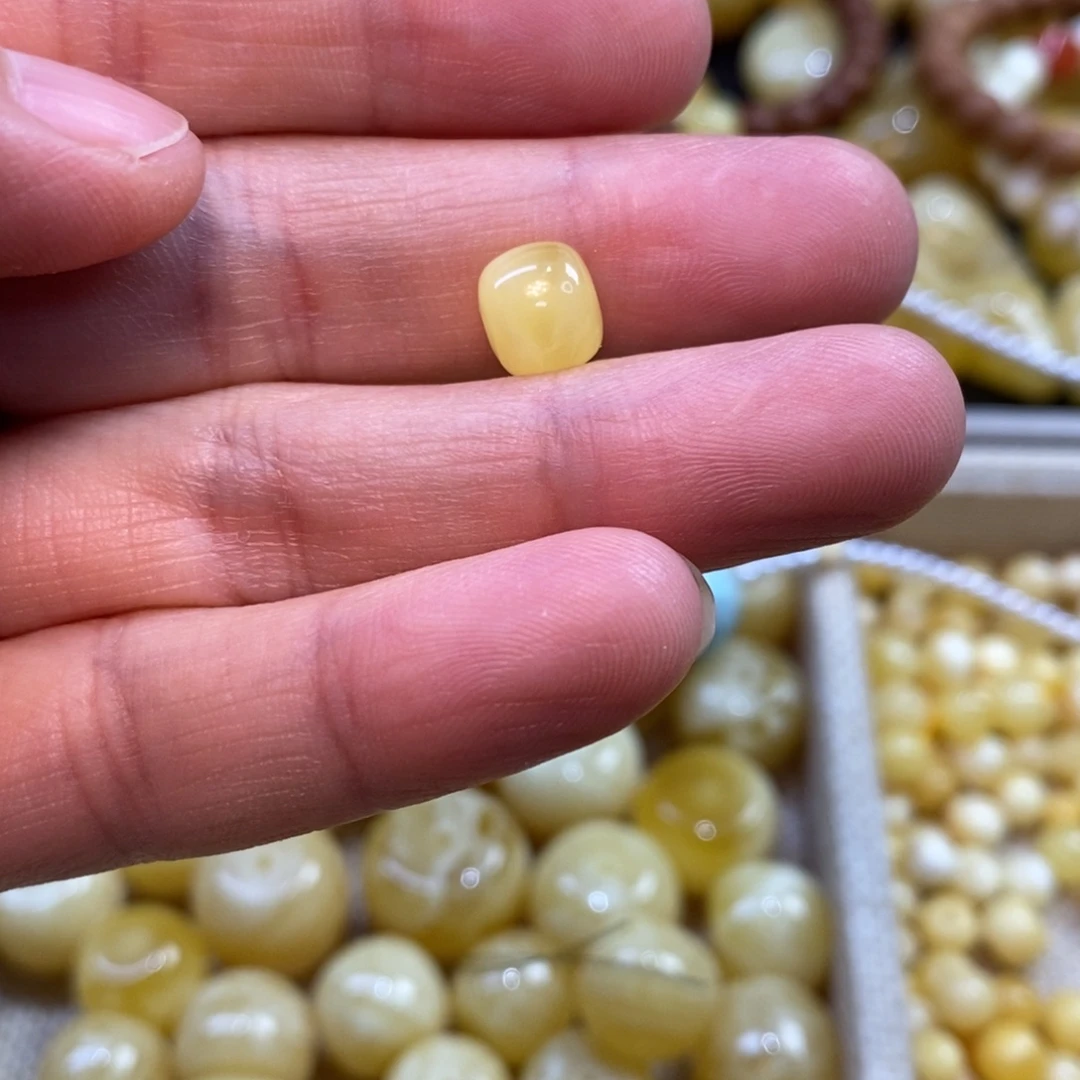 S***y琥珀未镶嵌裸石原矿蜜蜡配珠