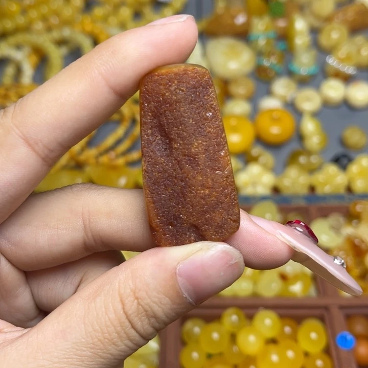 蜜蜡未镶嵌珠宝奇石鸡油红原皮原色无事牌微微瑕