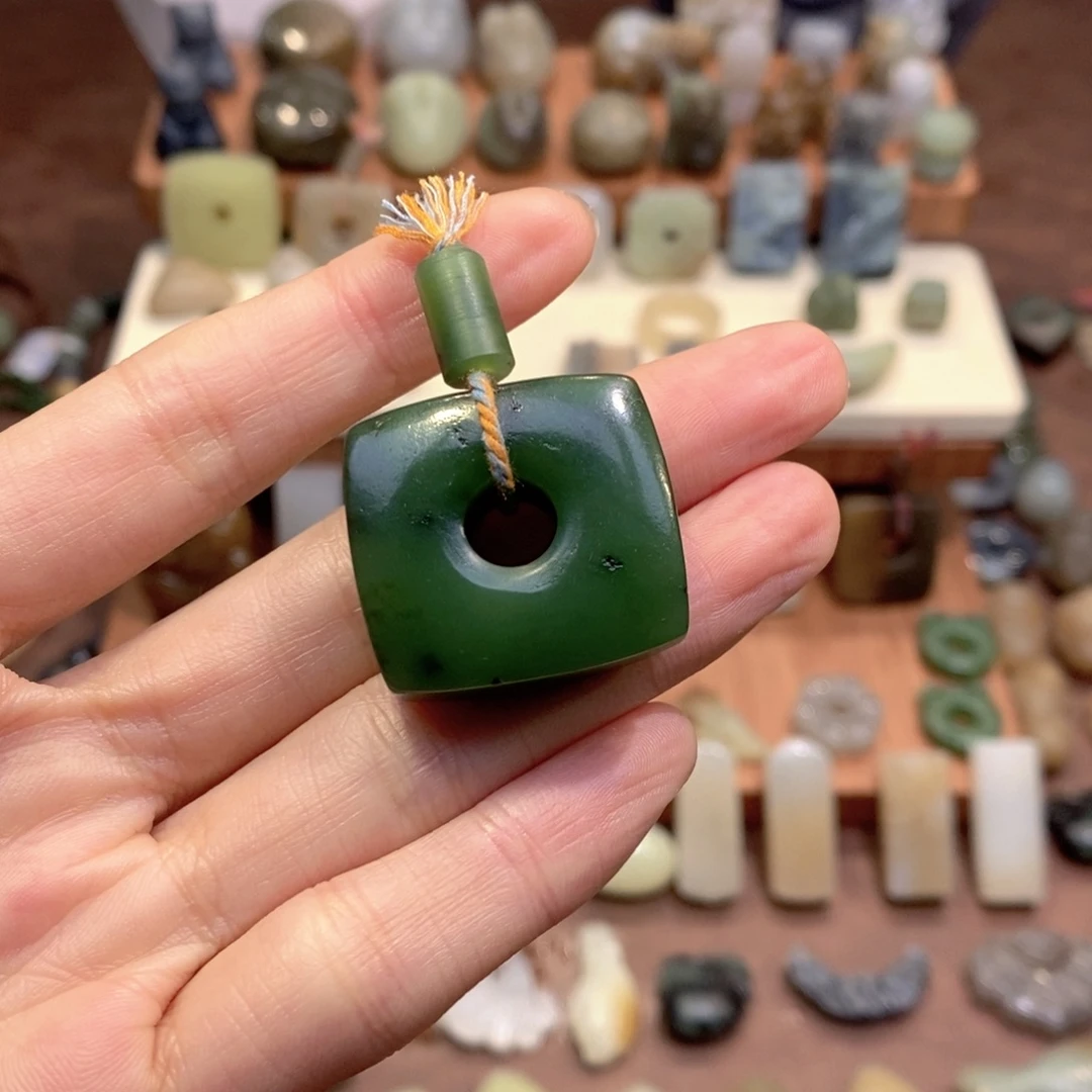 每****和田玉未镶嵌颈饰需要换绳子