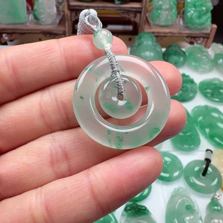 颈饰未镶嵌石英质玉