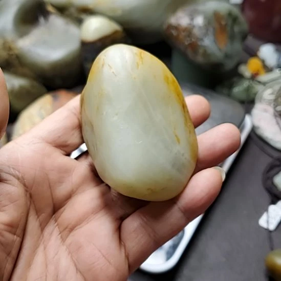 和田玉未镶嵌把件