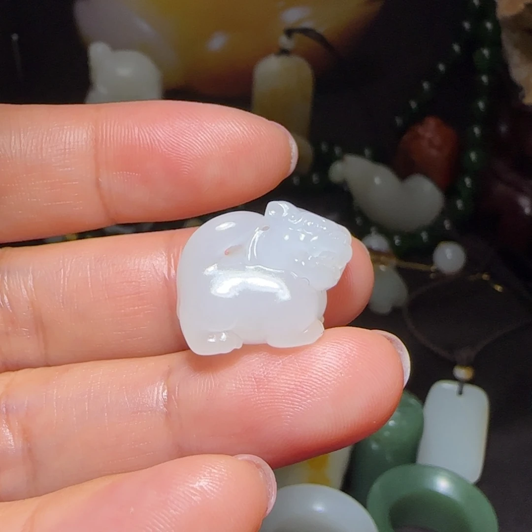 鼬***和田玉未镶嵌颈饰