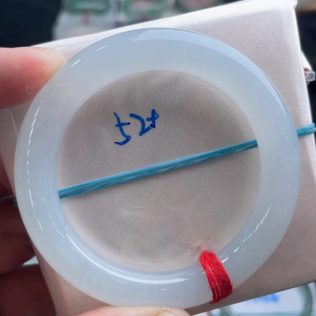 翡翠手镯未镶嵌翡翠