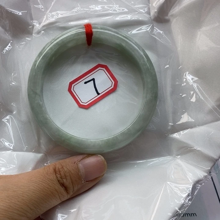 翡翠手镯未镶嵌独*翡翠