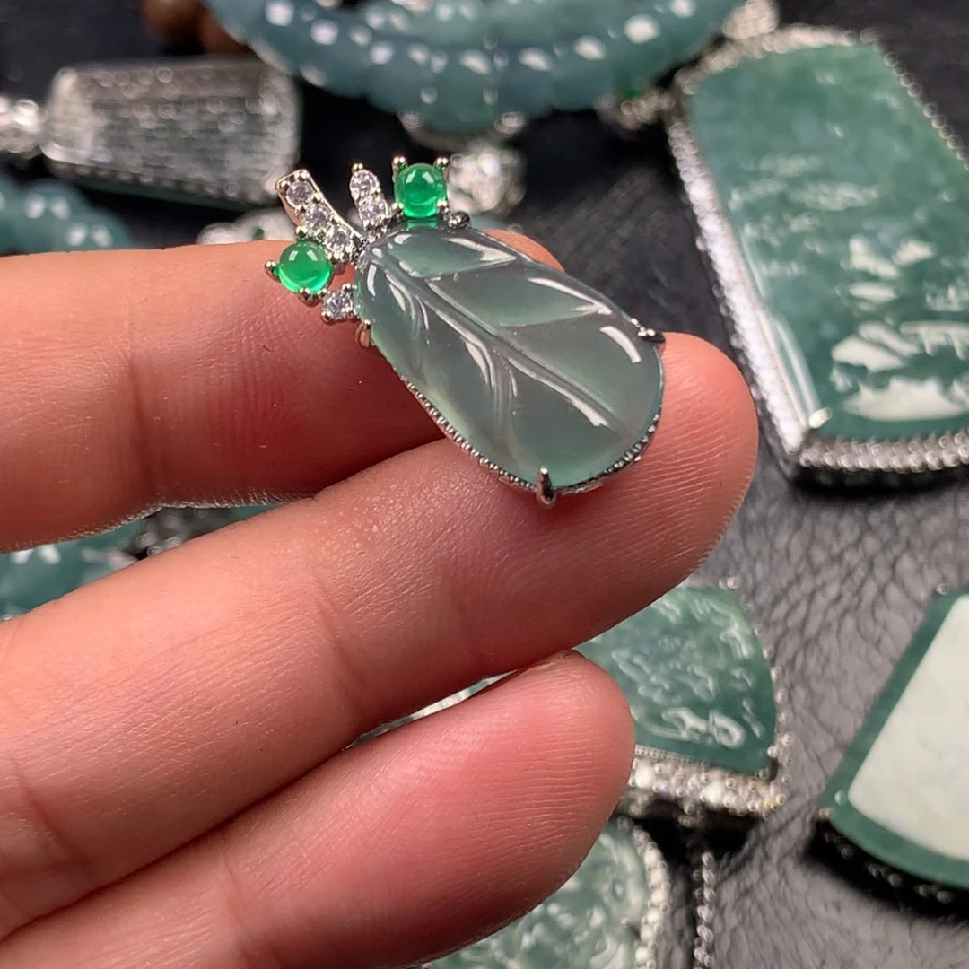 翡翠未镶嵌颈饰芭蕉叶