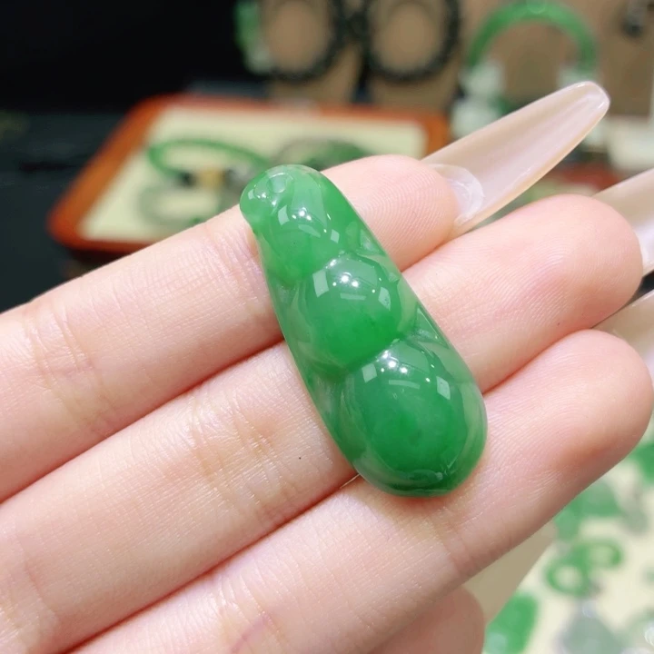 石英质玉（非洲翠）未镶嵌颈饰