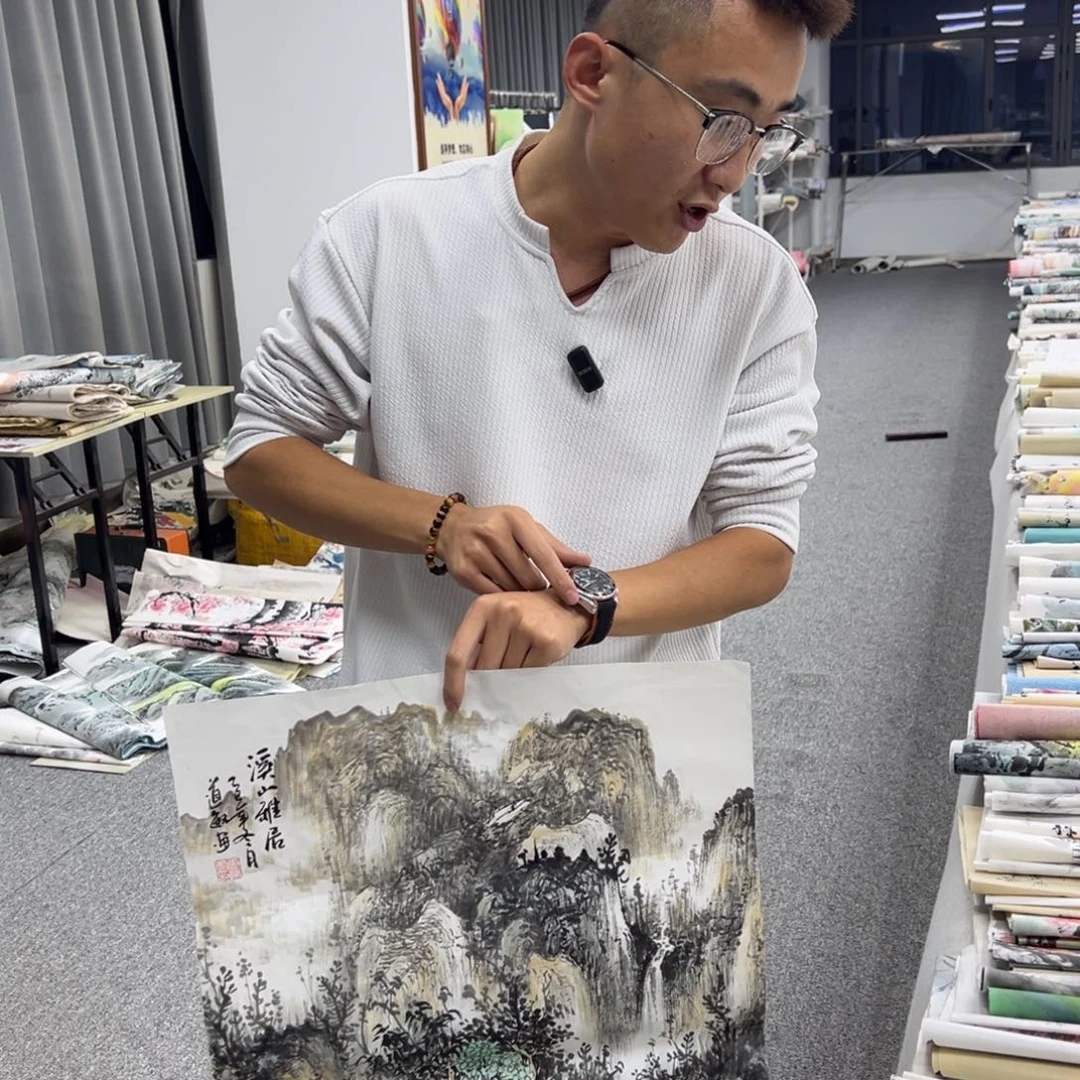 国画卖字画的小男孩