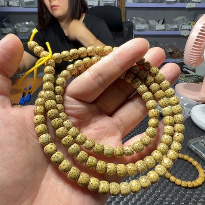 星月菩提手串鸡油黄8×7左右108颗